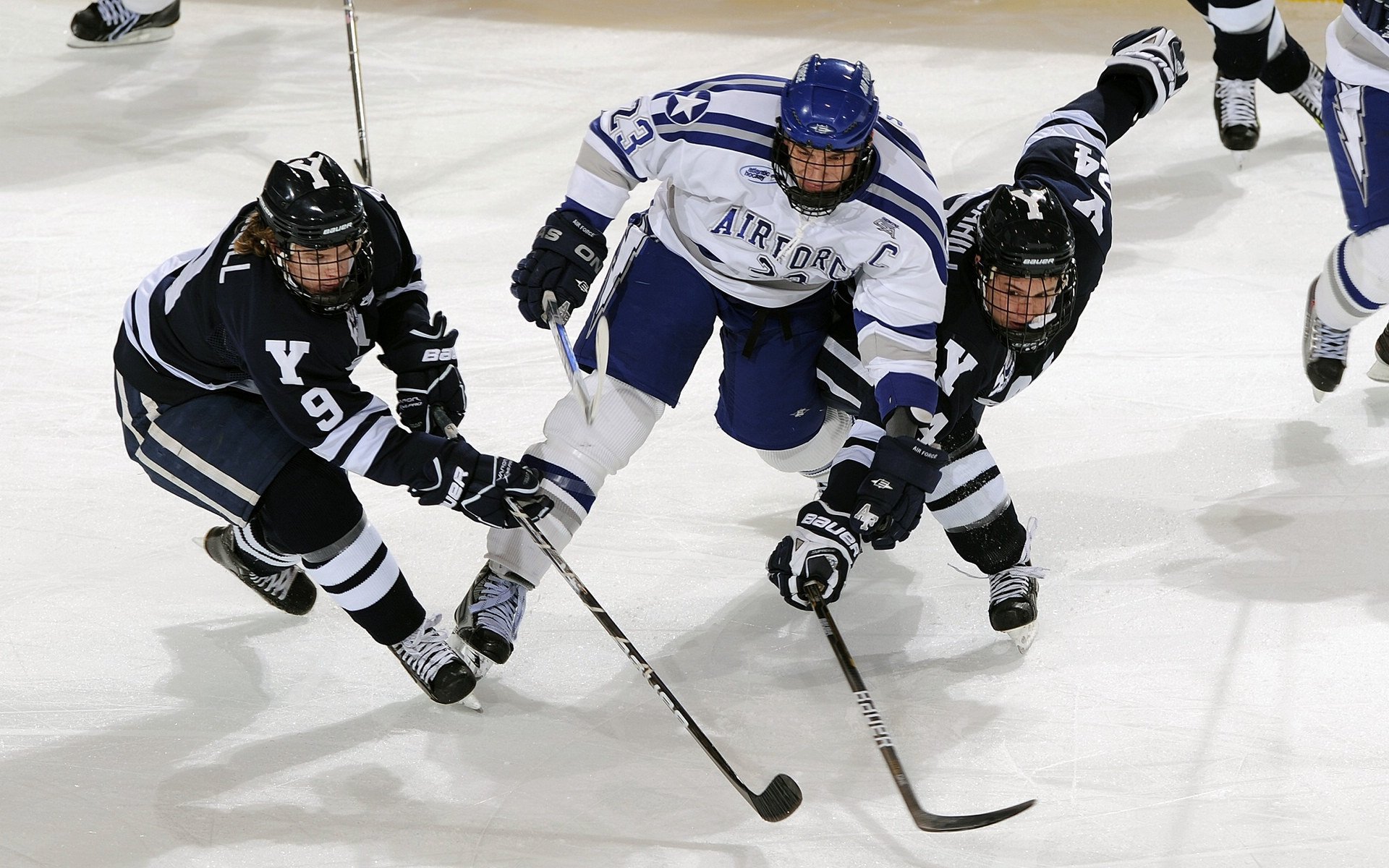 爱游戏-西甲：马德里双雄暂居前两名，追赶者紧追不舍，马德里竞技西甲赛程